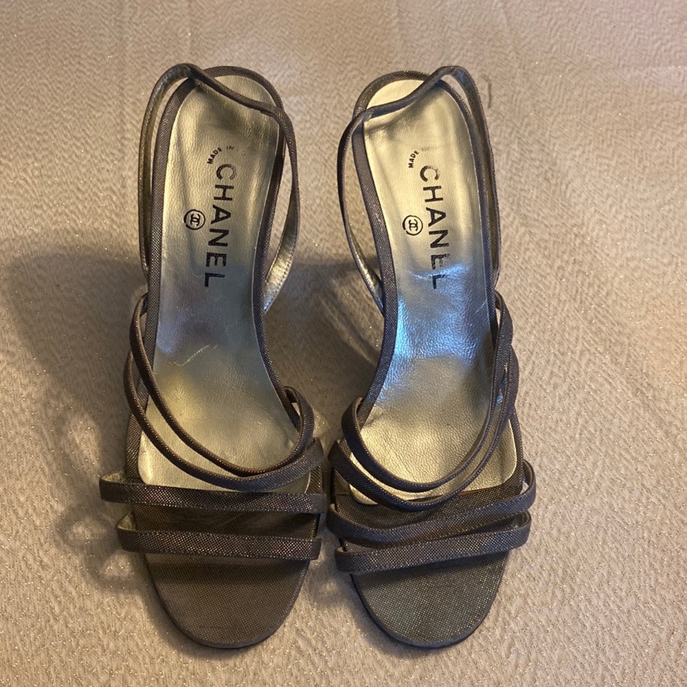 CHANEL Heels Size 39. Pre Lived but in great condition. Gray/Taupe Iridescent